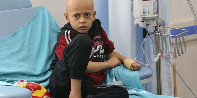 غزہ : صیہونی  ناکہ بندی سےکینسر کے ہزاروں مریضوں سمیت  350 بچے بھی علاج سے محروم