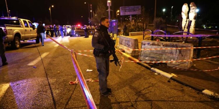 فلسطینی کارسوار کا صیہونی فوجی چوکی پر حملہ، دو صیہونی زخمی