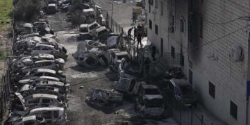 صیہونی آبادکاروں کا حملہ درجنوں گاڑیاں متعدد مکانات جلادئیے، ایک فلسطینی شہید متعدد زخمی