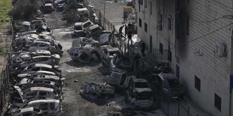 صیہونی آبادکاروں کا حملہ درجنوں گاڑیاں متعدد مکانات جلادئیے، ایک فلسطینی شہید متعدد زخمی