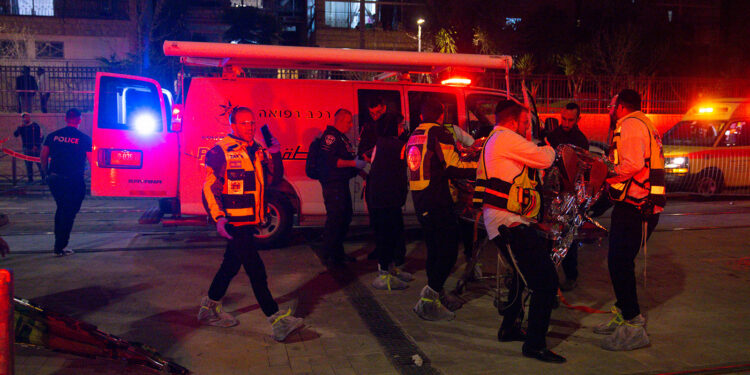 فلسطینی نوجوانوں کا پتھراؤ، دو مزید صیہونی زخمی، تعداد 45 ہوگئی