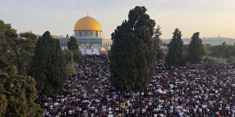 صیہونی پابندی کے باوجود ایک لاکھ سے زائد فلسطینیوں کی مسجد اقصیٰ میں نماز جمعہ کی ادائیگی