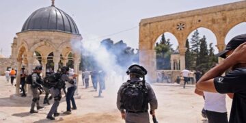 صہیونی آبادکاروں کے مسجد اقصیٰ پر دھاوے جاری، پرتشدد جھڑپوں میں فلسطینی زخمی