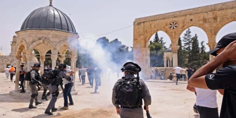 صہیونی آبادکاروں کے مسجد اقصیٰ پر دھاوے جاری، پرتشدد جھڑپوں میں فلسطینی زخمی