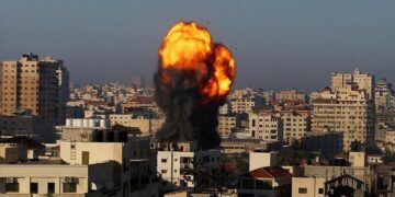 صیہونی فوج کی غزہ پر بمباری متعدد املاک تباہ، دو شہری زخمی