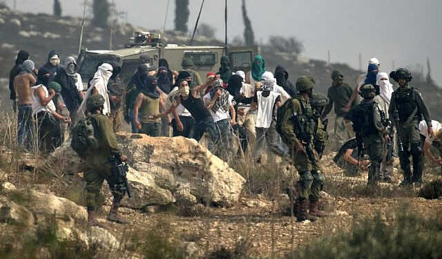 صہیونی مسلح آبادکاروں کا فلسطینیوں پر حملہ، املاک کو نقصان، چار شہری زخمی