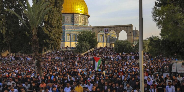 صہیونی پابندیوں کے باوجود ڈیڑھ لاکھ سے زائد فلسطینیوں کی مسجد اقصیٰ میں نماز جمعہ کی ادائیگی