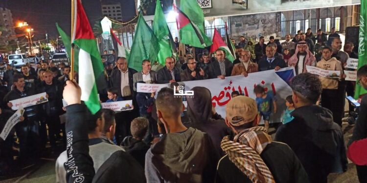 غزہ: مسجد اقصیٰ پر صہیونی فوج کے حملے  کے خلاف ہزاروں فلسطینیوں کا احتجاج