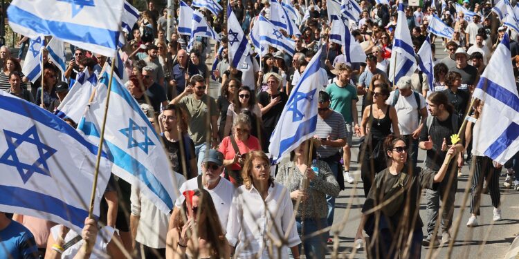 عدالتی اصلاحات کے خلاف ہزاروں صہیونیوں کا احتجاج پندرہویں ہفتے بھی جاری