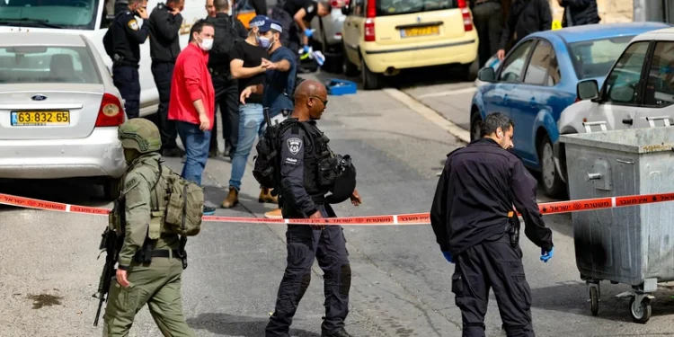 صہیونی آباکاروں پر فائرنگ، دو زخمی، حملہ آور فرارہونے میں کامیاب