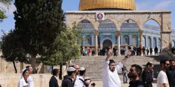 صہیونی فوجی حصارمیں آبادکاروں کا مسجد اقصیٰ پر دھاوا، یہودی مذہبی رسومات کی ادائیگی