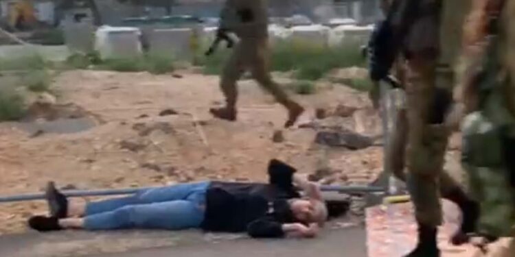 صہیونی فوج نے فلسطینی لڑکی کو گولیاں مار دیں، شدید زخمی حالت میں گرفتار