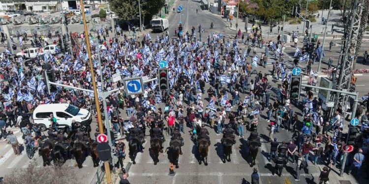 عدالتی اصلاحات کے خلاف صہیونی فوج کی حکومت کو دھمکی، فوجی افسر عہدے سے فارغ