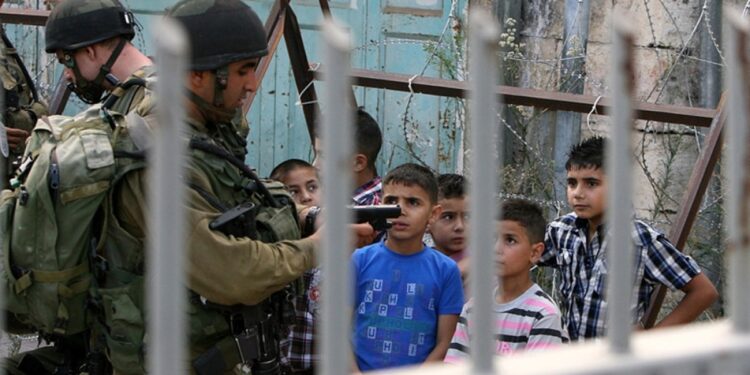 صیہونی جیلوں میں بغیر جرم کے قید نابالغ فلسطینی بچوں کی تعداد میں اضافہ