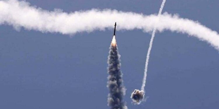 مزاحمت کاروں کا غزہ سے صہیونی ریاست میں درجنوں راکٹوں سے حملہ