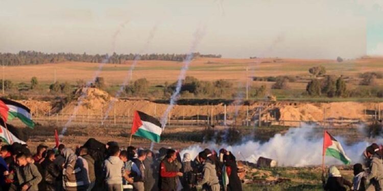 غزہ: فلسطینی پرچم بردار جلوس پر صیہونی فوج کا حملہ، متعدد زخمی