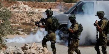 صیہونی فوج کی فلسطینی نوجوانوں پر فائرنگ، زخمی حالت میں اغوا کرلیا