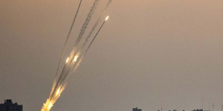 صہیونی فوجی کالونی پر غزہ سے راکٹ حملے