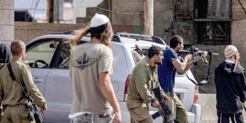 صیہونی آبادکاروں کے فلسطینیوں پر حملے، گاڑیاں اور گھروں کو جلادیا