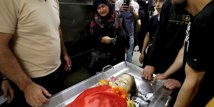 صیہونی فوج کی فائرنگ سے شہید ہونے والا دوسالہ ننھا فلسطینی سپردخاک