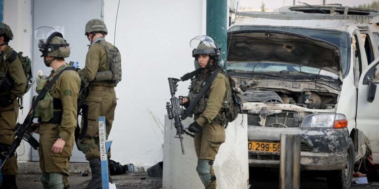 صیہونی فورسز کی گاڑی پر فائرنگ ایک فلسطینی شہید ایک زخمی