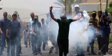 فلسطینی نوجوانوں کا صیہونی آبادکاروں پر حملہ، دو زخمی گاڑی کے شیشے توڑدیئے