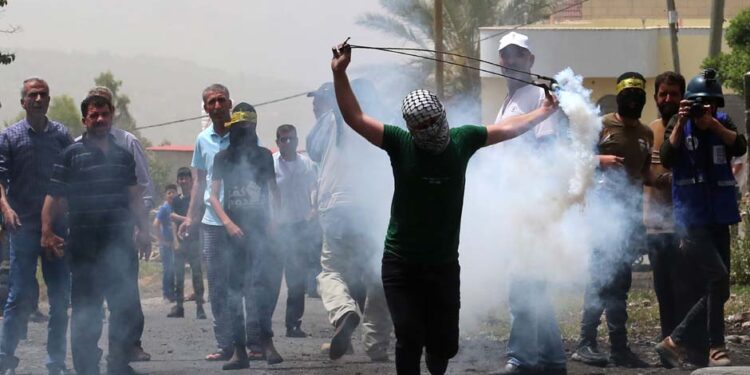 فلسطینی نوجوانوں کا صیہونی آبادکاروں پر حملہ، دو زخمی گاڑی کے شیشے توڑدیئے