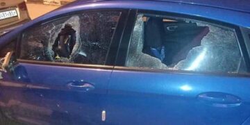 فلسطینی نوجوانوں کا صیہونی آبادکاروں پر پتھرا ؤ، گاڑیوں کے شیشے توڑ دیئے