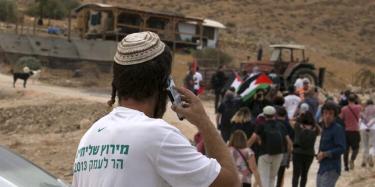 شرپسند صیہونی آبادکاروں نے فلسطینیوں کی زمین کو ضبط کرکے علیحدہ کردیا