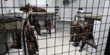 صیہونی جیلوں میں تاعمر قید کاٹنے والے فلسطینیوں کی تعداد560 ہوگئی