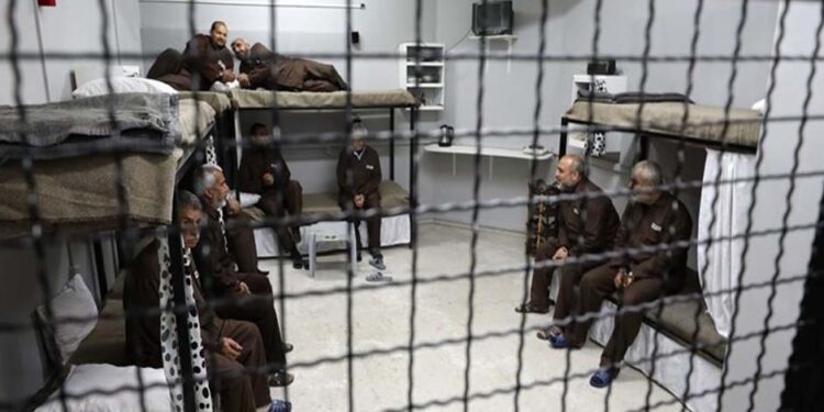 صیہونی جیلوں میں تاعمر قید کاٹنے والے فلسطینیوں کی تعداد560 ہوگئی