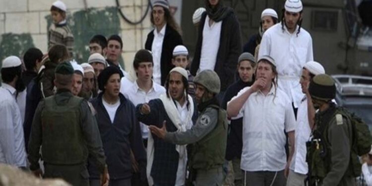 صیہونی فوج کی سرپرستی میں آبادکاروں کے فلسطینیوں پر حملے جاری
