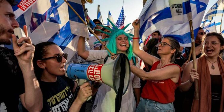 مزاحمت کاروں کے حملے، اداروں پر عدم اعتماد 54 اسرائیلی ملک چھوڑنے کو تیار