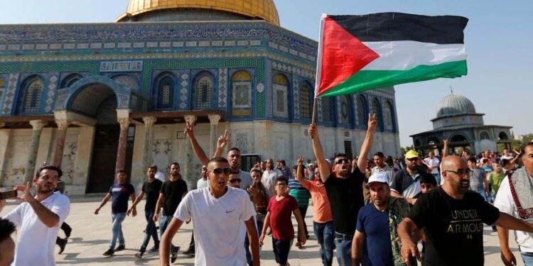 صہیونی دشمن نے 877 فلسطینیوں کی بیت المقدس سے بے دخل کردیا