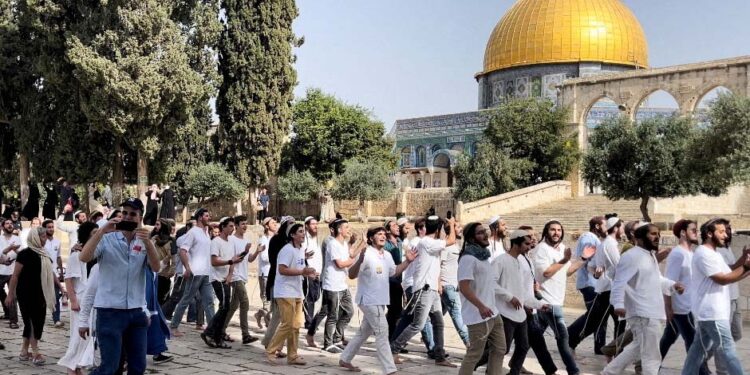 مسجد اقصیٰ کی جانب بڑھنے والے صیہونی دشمن کے ہاتھوں کو روکا جائے، شیخ عکرمہ صبری