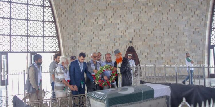 فلسطینی وفد کی مزار قائد پر حاضری، فاتحہ خوانی اور گلدستہ پیش کیا