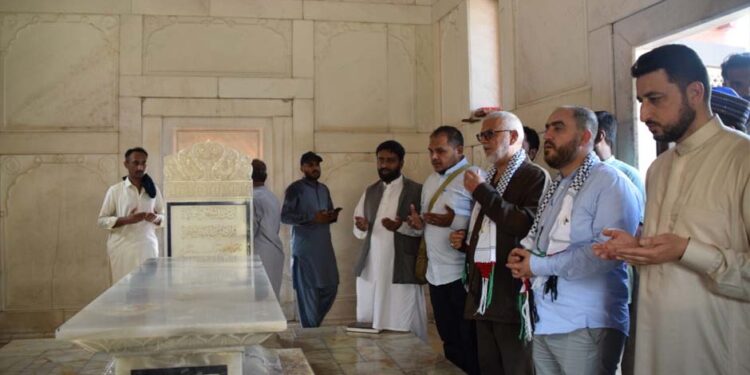 فلسطینی وفد نے علامہ اقبال کے مزار پر حاضری دی اور فاتحہ خوانی کی