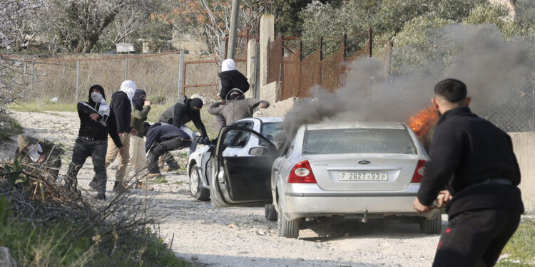 صیہونی آبادکاروں کے حملے، پانچ فلسطینی زخمی،دوکی حالت تشویشناک