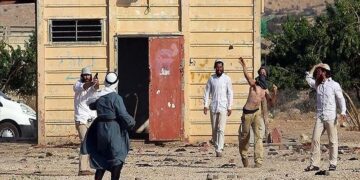 رام اللہ: فلسطینیوں کا جوابی حملہ، چار صیہونی آبادکار زخمی، دیگر فرار