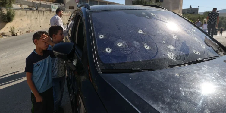 مقبوضہ فلسطین: صہیونی فوج کا فلسطینی کی گاڑی پر حملہ اور گرفتاری