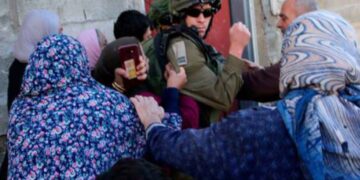 صیہونی فوج نے پانچ  فلسطینی خواتین کو بندوق کی نوک پر برہنہ کردیا