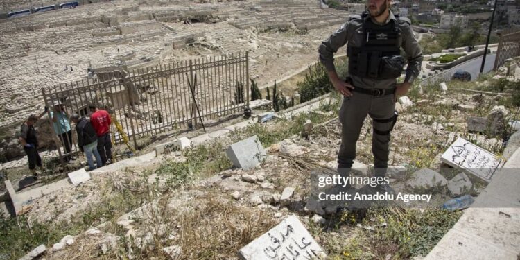 صہیونی آبادکاروں کے ہاتھوں فلسطینی قبرستان کا تقدس پامال