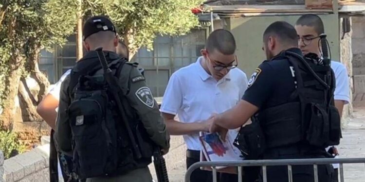 صیہونی پولیس نے فلسطینی بچوں کےاسکول بیگ چھین لیئے