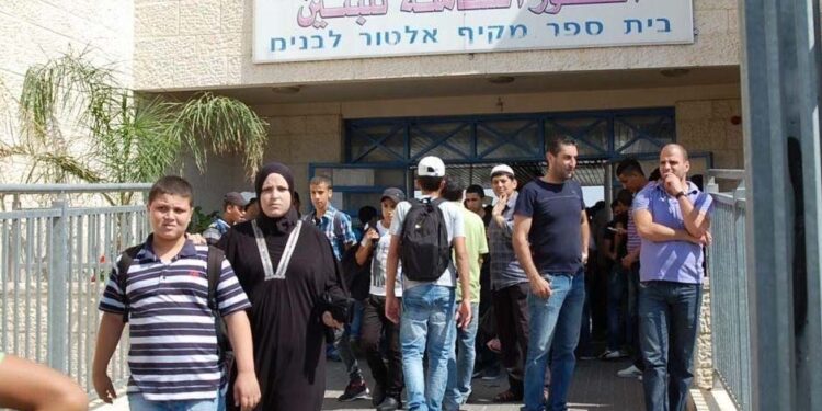 صیہونی ریاست کی فلسطینی نصاب پڑھانے والے اسکولوں کو بند کرنے کی دھمکی