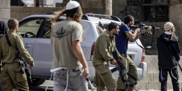 فلسطینی نوجوانوں کا صیہونی فوج اور آبادکاروں پر حملہ، 4 زخمی، گاڑیاں تباہ، دشمن فرار