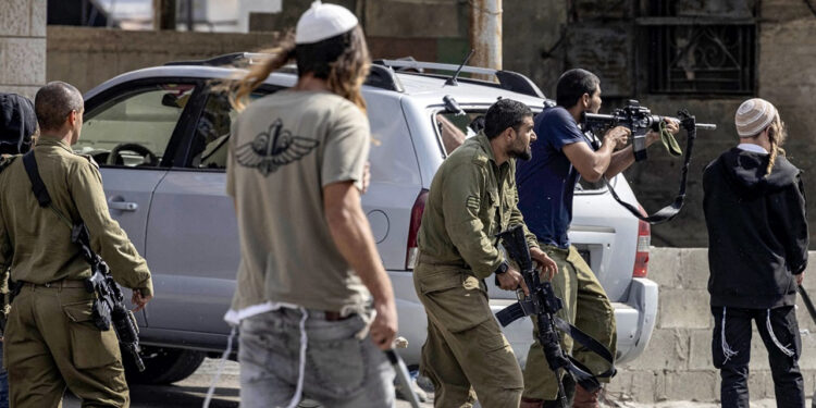 فلسطینی نوجوانوں کا صیہونی فوج اور آبادکاروں پر حملہ، 4 زخمی، گاڑیاں تباہ، دشمن فرار