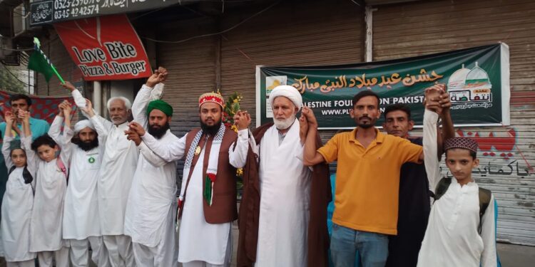 فلسطین فاؤنڈیشن پاکستان لاہور چیپٹر کے زیر اہتمام شرکائے جلوس کے لئے سبیل کا اہتمام
