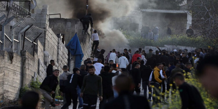 غاصب فوج کا پُر امن فلسطینی مظاہرین پر فائرنگ، متعدد زخمی، درجنوں بے ہوش