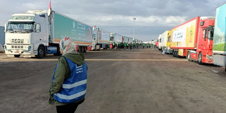 غزہ پر صیہونی بمباری جاری، رفح کے راستے امدادی ٹرک شہر میں داخل