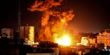 غزہ: اسپتالوں پناہ گاہوں پر رات بھر بمباری سیکڑوں فلسطینیوں کی شہادت کا خدشہ